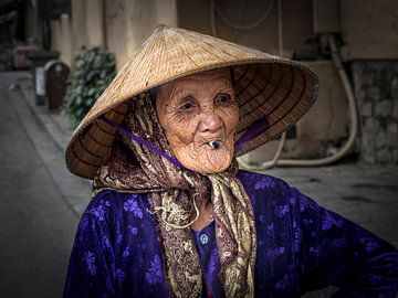 Oude aziatische doorleefde vrouw