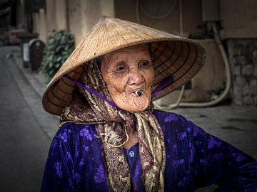 Alte asiatische Frau von Ton Buijs