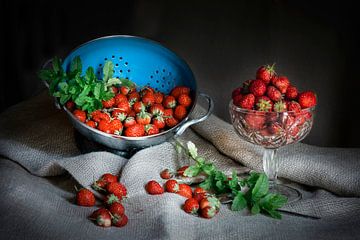 Stillleben mit Schale und Erdbeeren - Stillleben mit Schale und Erdbeeren
