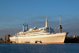 SS Rotterdam mit dem Euromast im Hintergrund