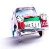 Oldtimer Cubaanse Rode Auto Close-up van handmatig gemaakte tinnen speelgoed auto in miniatuur vorm van Dorus Marchal