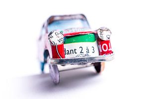 Oldtimer Cubaanse Rode Auto Close-up van handmatig gemaakte tinnen speelgoed auto in miniatuur vorm