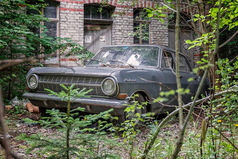 Lost Place - verlaten auto van Gentleman of Decay