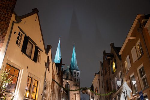 Bergkerk Deventer in the evening with shadow outlines of fog