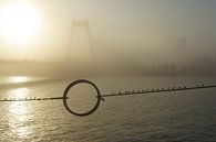 Willemsbrug in Rotterdam in de mist van Michel van Kooten thumbnail