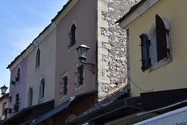 Pastellfarbene Häuser in Mostar 1 von Erik Buitenhuis