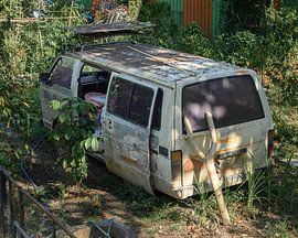Verlassenes Kleinbus in der Natur – Wanddekoration im Urban-Decay-Stil
