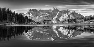 Lac de montagne près des Trois Cimets dans les Dolomites en noir et blanc . sur Manfred Voss, Schwarz-weiss Fotografie