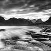 Paysage avec mer et montagnes en Norvège en noir et blanc. sur Voss Fine Art Fotografie