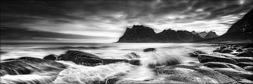 Landschap met zee en bergen in Noorwegen in zwart-wit. van Voss Fine Art Fotografie