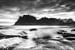 Küsten Landschaft mit Meer und Bergen in Norwegen in schwarz-weiss. von Voss Fine Art Fotografie