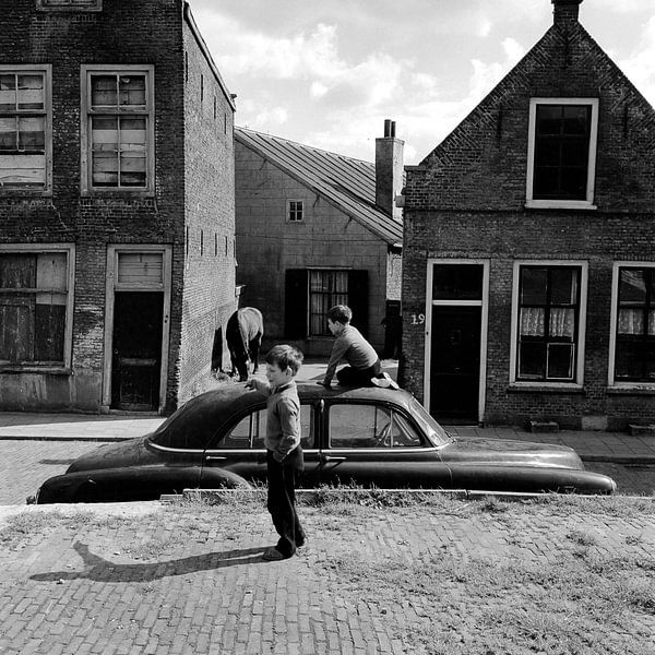 Enfants jouant à Dordrecht (Nieuwkerksplein) par Dordrecht van Vroeger