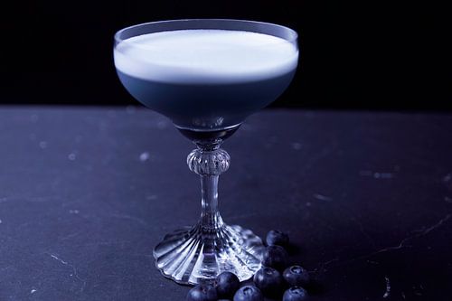 Gin ontmoet bosbes en eiwit. Heerlijke en fruitige cocktails geserveerd in een glas