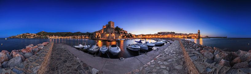 Collioure - Haven en historisch kasteel op het blauwe uur van Frank Herrmann