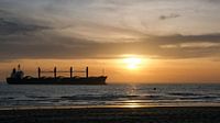 Schip bij zonsondergang in zee, Westkapelle, Nederland van themovingcloudsphotography thumbnail