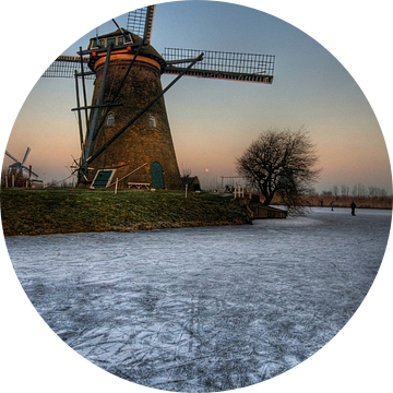 Winterse molen bij avondschemering van Tammo Strijker