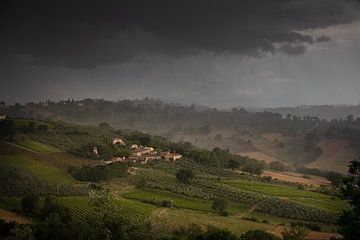 Zware regen boven dorpje in Toscane, Italië