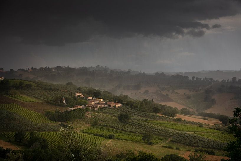 Forte pluie sur un village en Toscane, Italie par Joost Adriaanse