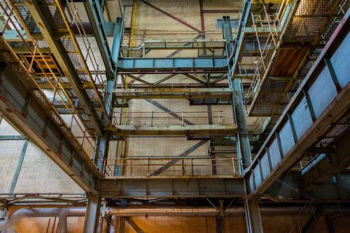 Een vervallen fabriek van Marian Sintemaartensdijk