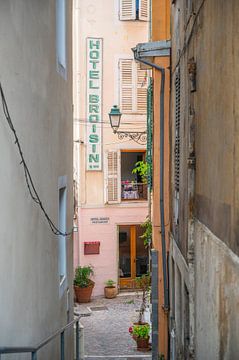 Steegje in Aix les Bains, Frankrijk met pastel kleuren art print - straatfotografie van Christa Stroo fotografie