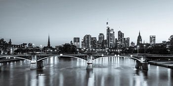Skyline von Frankfurt mit dem Bankenviertel - Monochrom
