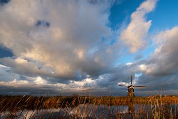 Schöner bewölkter Himmel über einer Windmühle von Halma Fotografie