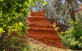 Skulptur der Natur – Ockerfelsen im Wald von Roussillon