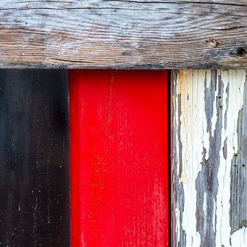 Abstract zwart-rood-wit houten lijnenspel van Texel eXperience
