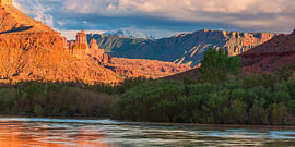 Vue sur les Fisher Towers et les montagnes de La Sal, dans l'Utah sur Henk Meijer Photography