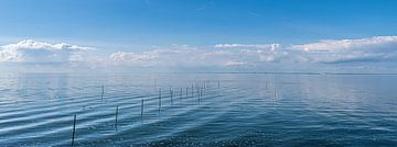 Fischernetze am Ufer eines Heiigsees von Brian Morgan