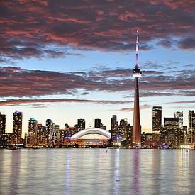 Toronto Canada in de avond bij zonsondergang van Ilona de Vries