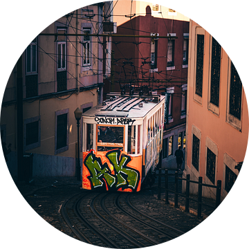 Tram, lift en oude steegjes in Lissabon van Fotos by Jan Wehnert