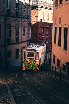 Tram, lift en oude steegjes in Lissabon van Fotos by Jan Wehnert