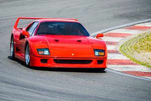 Ferrari F40 Supersportwagen aus den 1980er Jahren auf der Rennstrecke
