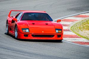 Ferrari F40 Supersportwagen aus den 1980er Jahren auf der Rennstrecke von Sjoerd van der Wal Fotografie