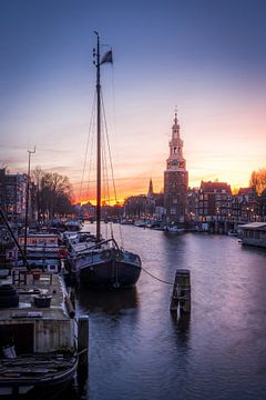 Boten voor de Montelbaantoren in Amsterdam tijdens de zonsondergang.