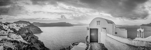 Santorini met huisje aan zee in zwart en wit.