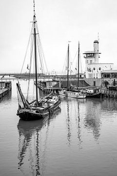 Haven van Harlingen. Zwart-wit. van Alie Ekkelenkamp