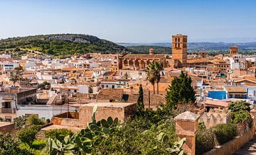 Prachtige luchtfoto van de oude stad van Felanitx op het eiland Mallorca, Spanje van Alex Winter