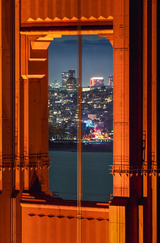 San Francisco Californie la nuit encadrée par le Golden Gate Bridge