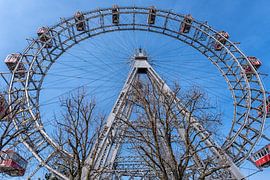 Vue sur la célèbre grande roue du Prater avec ses nacelles rouges
