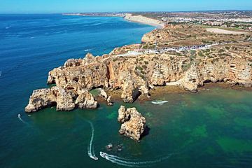 Luchtfoto van Ponte Piedade en de vuurtoren in Lagos de Algarve Portugal van Eye on You