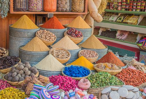 Kleurrijke kruiden en specerijen in Marokko