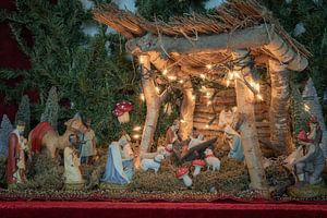 De magnifiques sculptures de Noël antiques complètes dans une crèche unique à l'atmosphère chaleureuse.