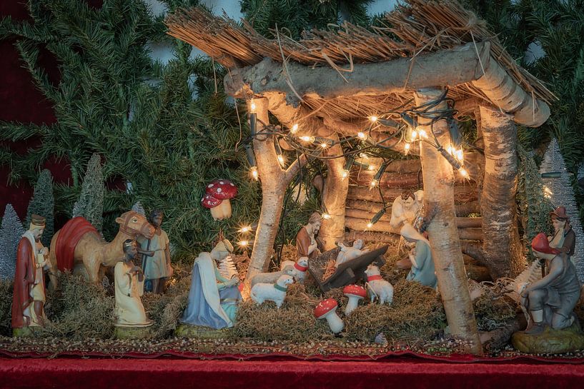 Schöne komplette antike Weihnachtsskulpturen in einer einzigartigen Krippe mit heimeliger Atmosphäre. von Ad Huijben