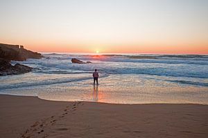 Mann bei Betrachtung des Sonnenuntergangs – Praia do Guincho