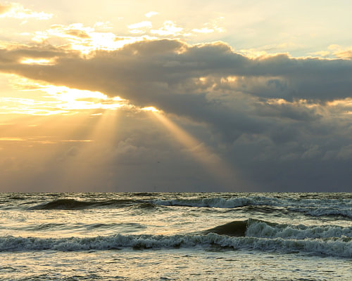 Zonnestralen boven de Noordzee