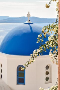 Santorine, Griekenland Blauwe Koepel met Bougainvillea van Caroline Drijber