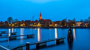 Paysage urbain de Blokzijl depuis Noorderkade avant le lever du soleil