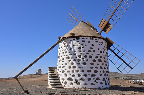 Des moulins à vent dans le paysage aride de Fuerteventura